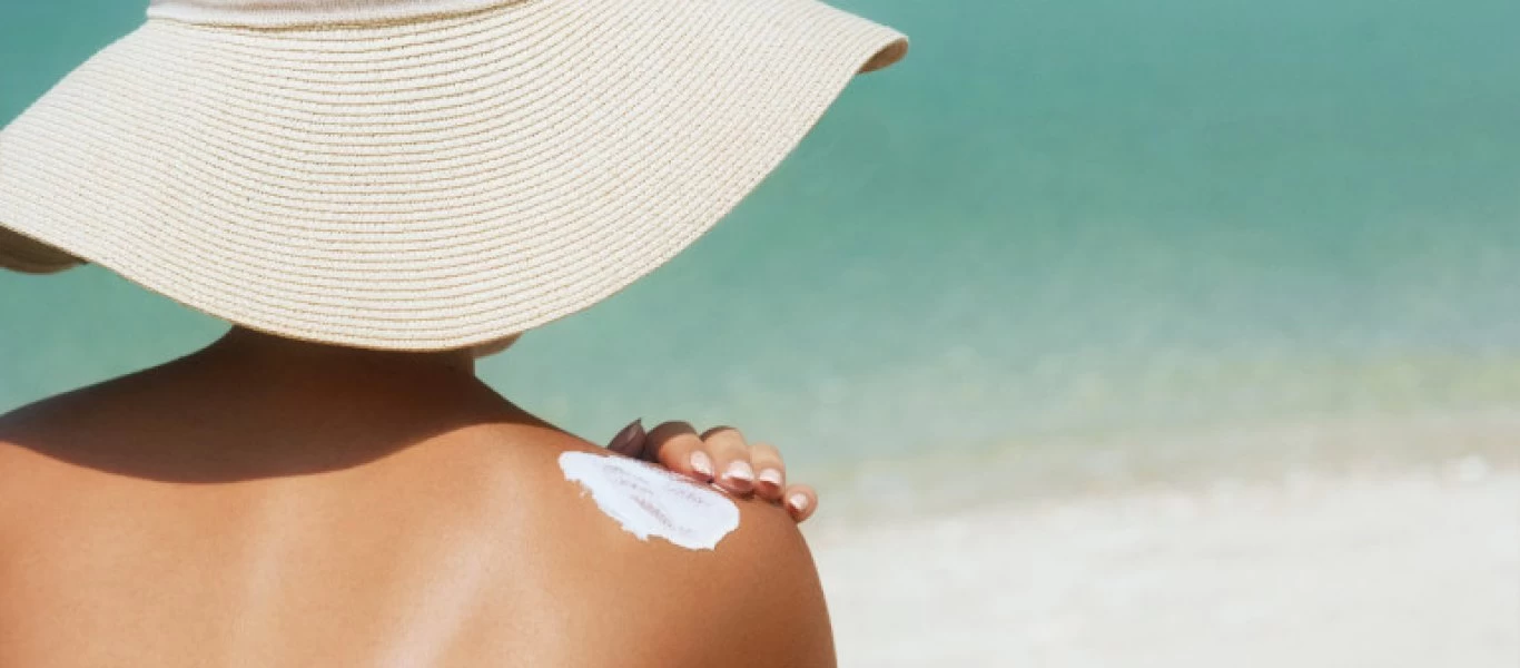 Αντηλιακά: Οι 12 εντολές των ειδικών - Χρειάζεται άλλο για το πρόσωπο;